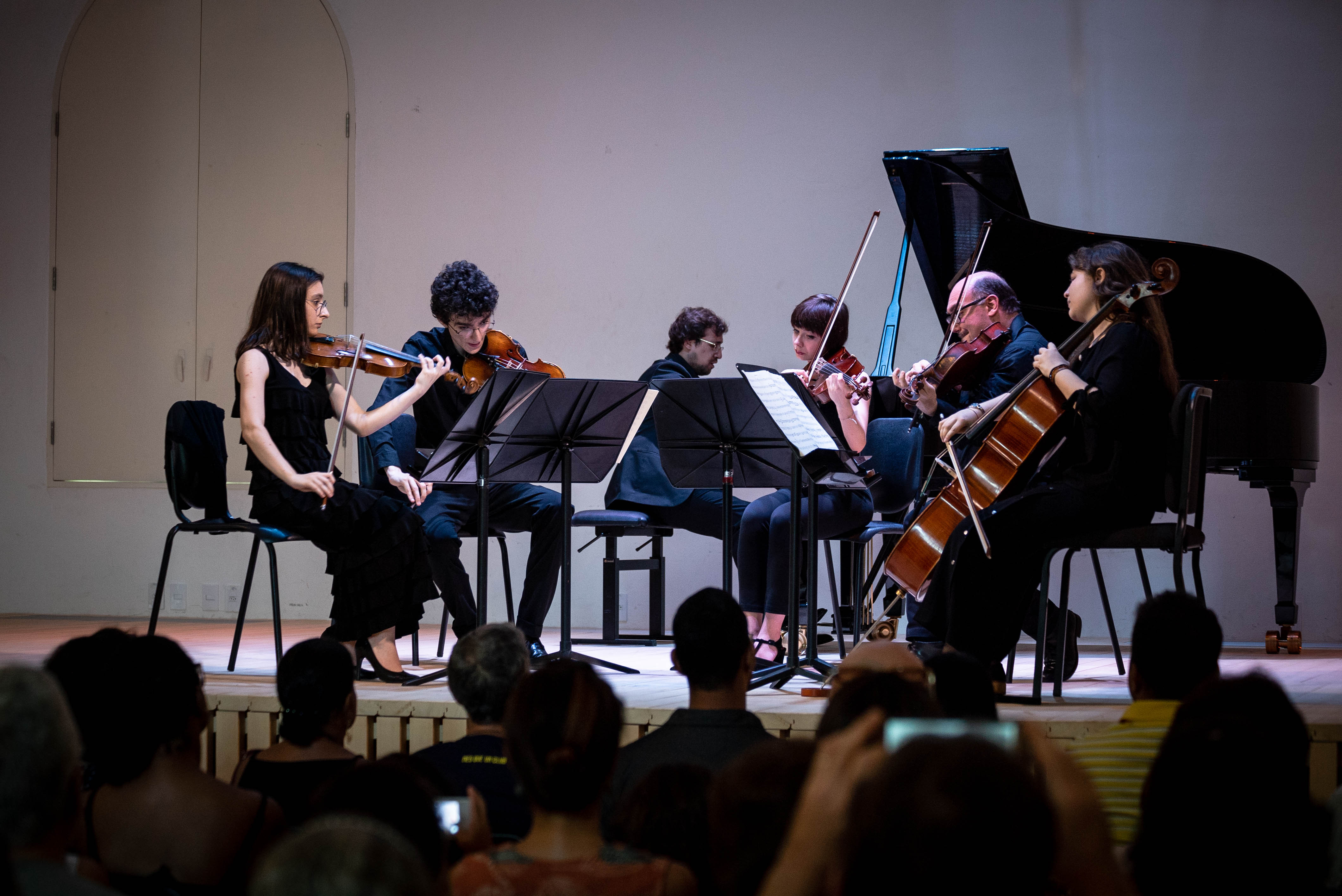 Orquestra infantil toca música em piano de instrumento escolar e